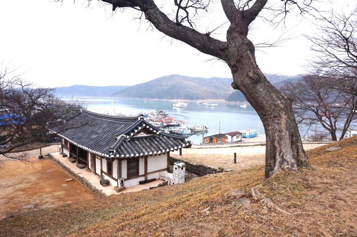 재해를 당하거나 굶주리는 백성을 구제하는 진휼청. 1896년 수군이 폐지된 이후에도 민가로 쓰여 복원할 수 있었다.