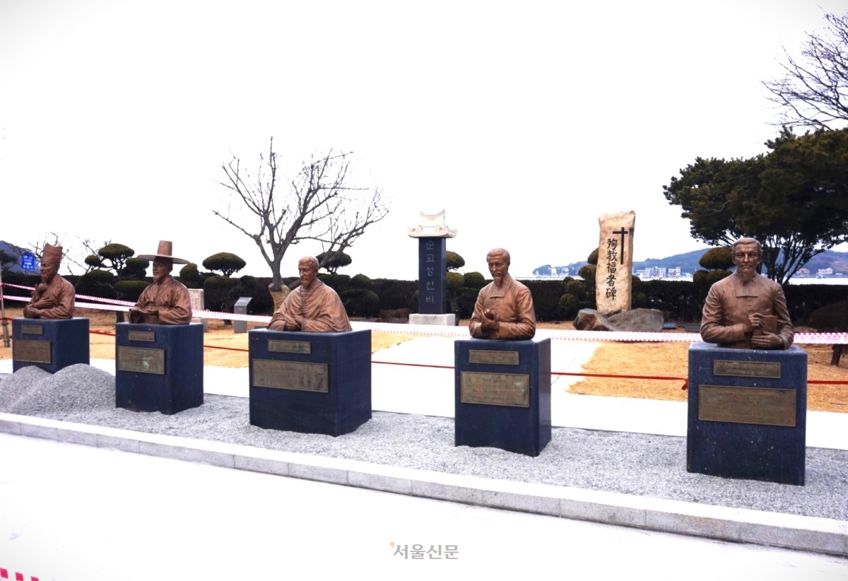 충청수영 형장 자리의 갈매못 순교 성지. 다블뤼 주교를 비롯한 병인박해 당시 다섯 순교 성인의 흉상과 기념비가 세워졌다.