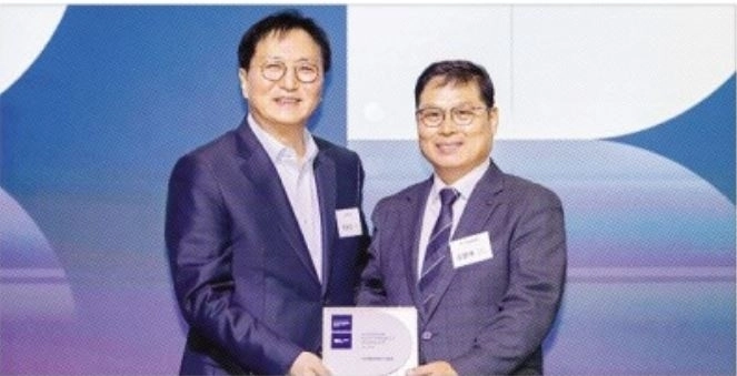 ‘한숲 파트너스 데이’ 행사에서 박상신(왼쪽) DL이앤씨 대표와 우수협력업체 태일씨앤티의 조왕래 소장이 수상 기념 촬영을 하고 있다. DL그룹 제공