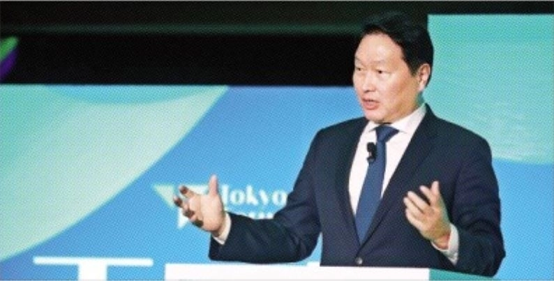 최태원 SK그룹 회장이 지난해 11월 일본 도쿄대 야스다 강당에서 열린 ‘도쿄포럼2025’에서 개회사를 하고 있다. SK 제공