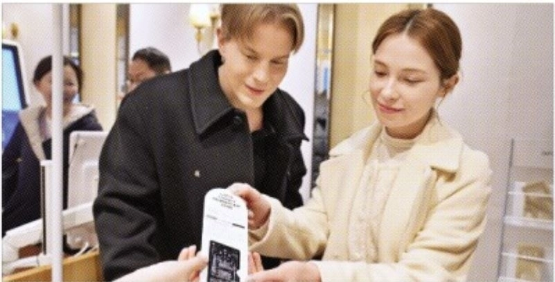 롯데백화점 본점에서 쇼핑 중인 외국인 방문객들﻿. 롯데백화점 제공