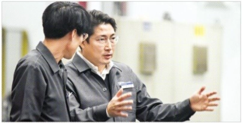 국내 공장 현장 경영 중인 조현준(오른쪽) 효성 회장. 효성 제공