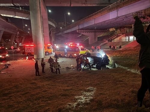25일 오후 9시 10분쯤 서울 잠수교 북단에서 차량 추락 사고가 발생했다. 연합뉴스 독자제공