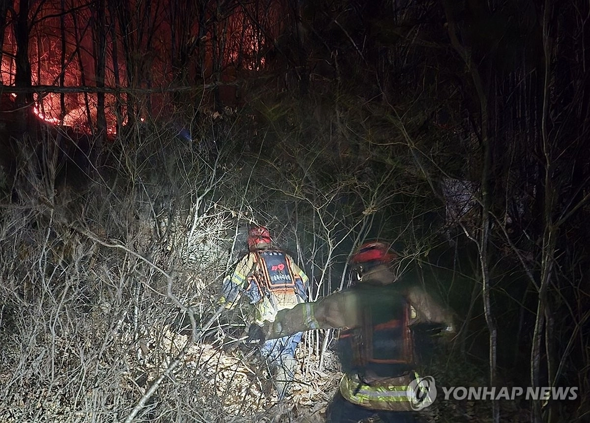 25일 오후 경북 영주시 안정면 용산리 야산에 공군 전투기가 추락하면서 발생한 산불 현장에서 소방당국이 진화하고 있다. 연합뉴스