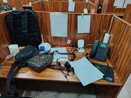 피싱 조직원들이 사용해온 라오스 콜센터 내부 책상 모습