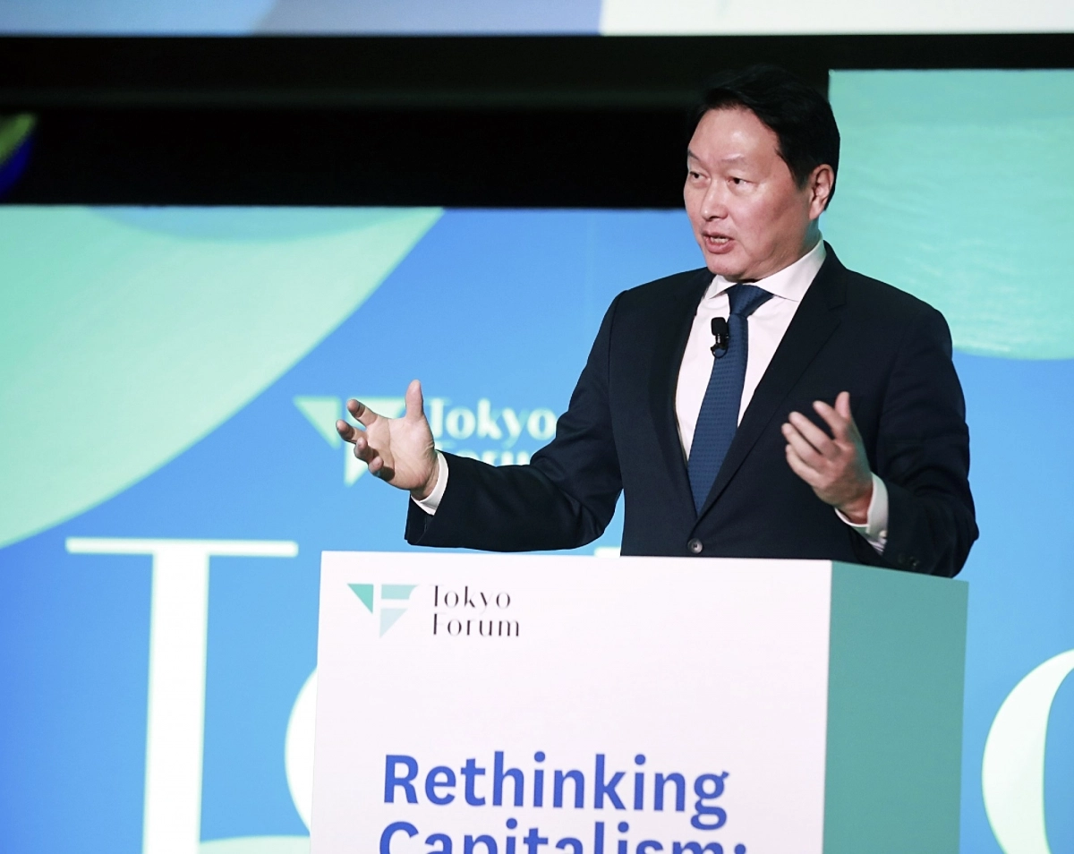 최태원 SK그룹 회장이 지난해 11월 일본 도쿄대 야스다 강당에서 열린 ‘도쿄포럼2025’에서 개회사를 하고 있다. SK 제공