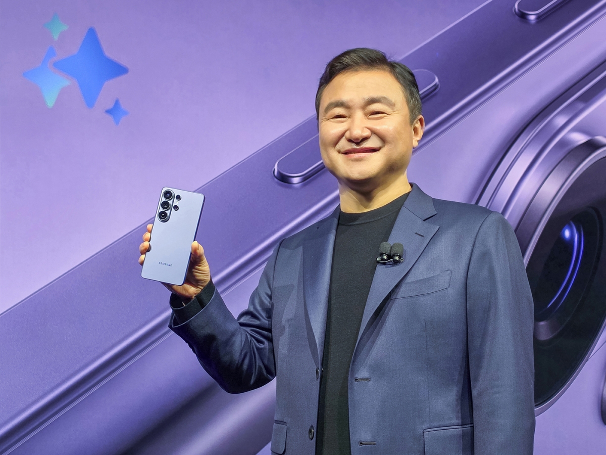 미국 샌프란시스코 팰리스 오브 파인 아트에서 개최된 ‘갤럭시 언팩 2026’ 행사에서 노태문 삼성전자 대표이사 DX부문장 사장이 ‘갤럭시 S26 시리즈’를 소개하고 있다. 삼성전자 제공