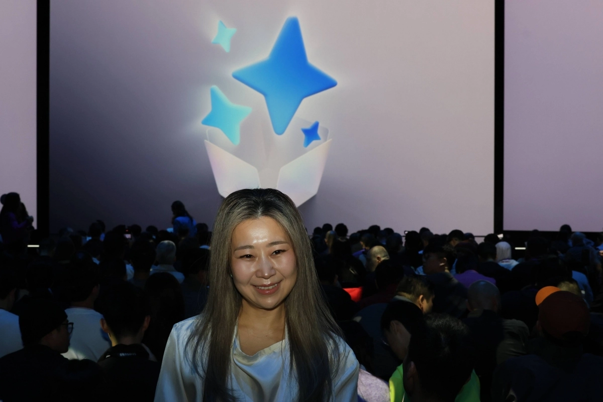 매기 강 케이팝 데몬 헌터스 총 감독이 25일(현지시간) 미국 샌프란시스코에서 열린 갤럭시 S26 언팩 2026에 참석해 기념 촬영을 하고 있다. 삼성전자 언팩 기자단