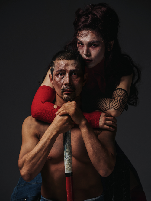 고선웅 연출의 ‘칼로막베스’는 윌리엄 셰익스피어의 ‘맥베스’를 미래의 무법지대로 옮겨 권력과 탐욕, 폭력의 순환을 재조립했다. 맥베스는 검술에 능한 막베스(김호산)로, 레이디 맥베스는 막베스 처(김준수)로 흥미롭게 만들어냈다. ⓒ준열