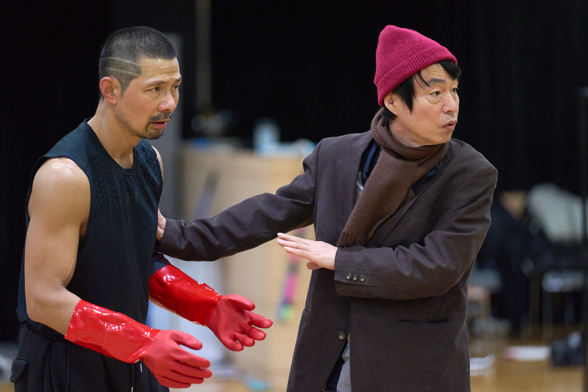 고선웅(오른쪽) 연출이 연극 ‘칼로막베스’에서 막베스 역을 맡은 김호산 배우와 장면 연습을 하고 있다. ‘칼로막베스’는 윌리엄 셰익스피어의 ‘맥베스’를 미래의 무법지대로 옮겨 권력과 탐욕, 폭력의 순환을 재조립했다. 옐로밤 제공