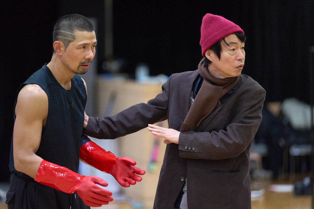 고선웅(오른쪽) 연출이 연극 ‘칼로막베스’에서 막베스 역을 맡은 김호산 배우와 장면 연습을 하고 있다. ‘칼로막베스’는 윌리엄 셰익스피어의 ‘맥베스’를 미래의 무법지대로 옮겨 권력과 탐욕, 폭력의 순환을 재조립했다. 옐로밤 제공