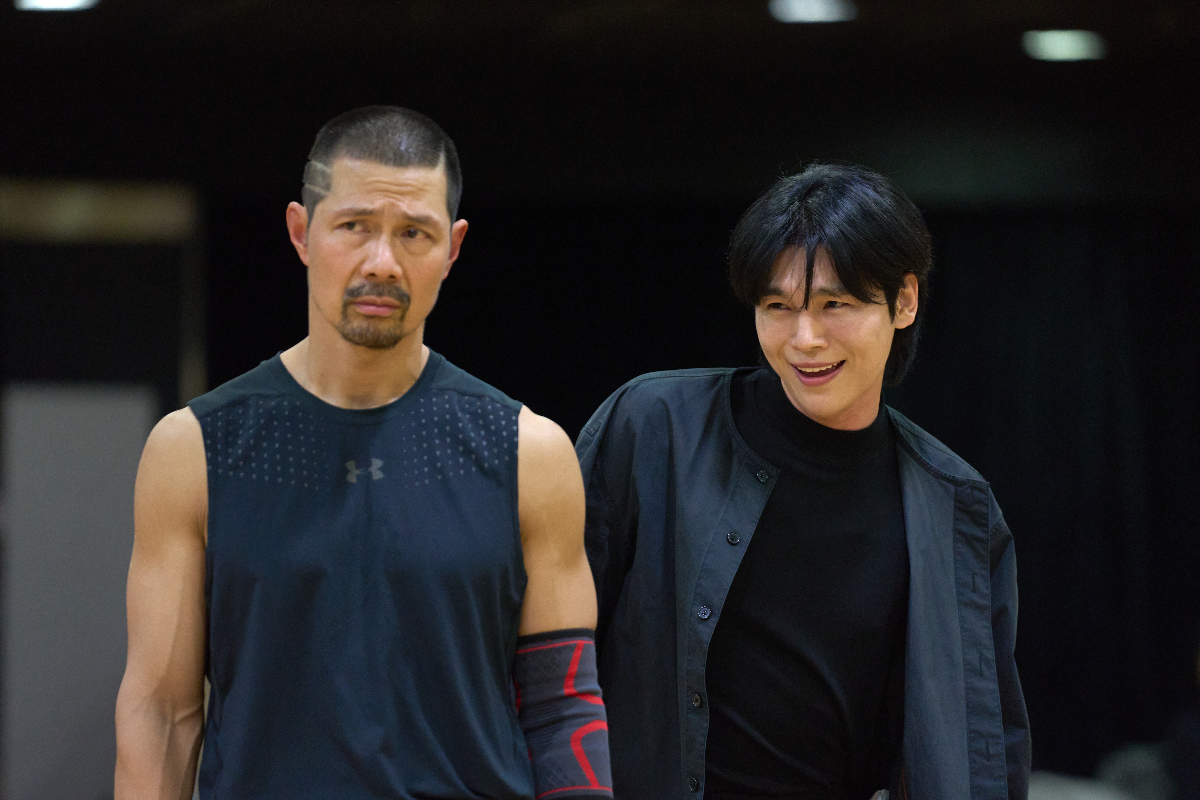 연극 ‘칼로막베스’에서 막베스 역을 맡은 김호산(왼쪽) 배우와 막베스 처 역할의 김준수(오른쪽) 배우가 장면 연습을 하고 있다. ‘칼로막베스’는 윌리엄 셰익스피어의 ‘맥베스’를 미래의 무법지대로 옮겨 권력과 탐욕, 폭력의 순환을 재조립했다. 소리꾼 김준수는 국립창극단 퇴단 후 첫 연극 무대에서 탐욕으로 파멸을 부르는 인물을 입체적으로 그려낸다. 옐로밤 제공