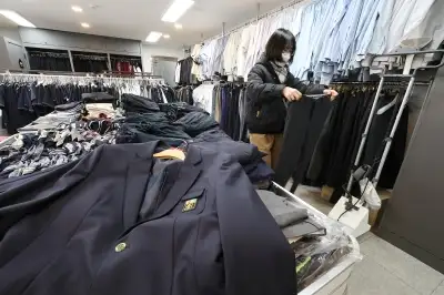 “비싼 정장 교복 폐지” 정부, ​교복값 거품 걷고 학원비 편법 인상 엄단