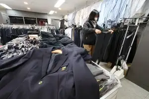 “비싼 정장 교복 폐지” 정부, ​교복값 거품 걷고 학원비 편법 인상 엄단