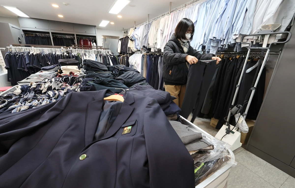 관내 학교와 졸업생에게 교복을 기증받아 필요로 하는 주민에게 저렴하게 판매하는 서울 송파구 ‘나눔교복매장’을 찾은 학부모가 교복 등을 살펴보고 있다. 연합뉴스
