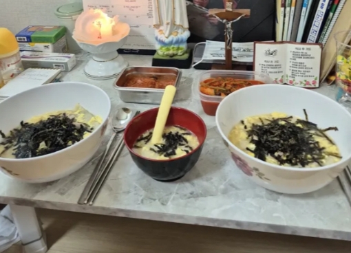 인천에 사는 한 여성이 자신의 소셜미디어(SNS)에 올린 사진. 아기 몫으로 추정되는 떡국 사진을 올렸는데, 이 여성의 아기는 생후 3개월이었다. 자료 : 연합뉴스