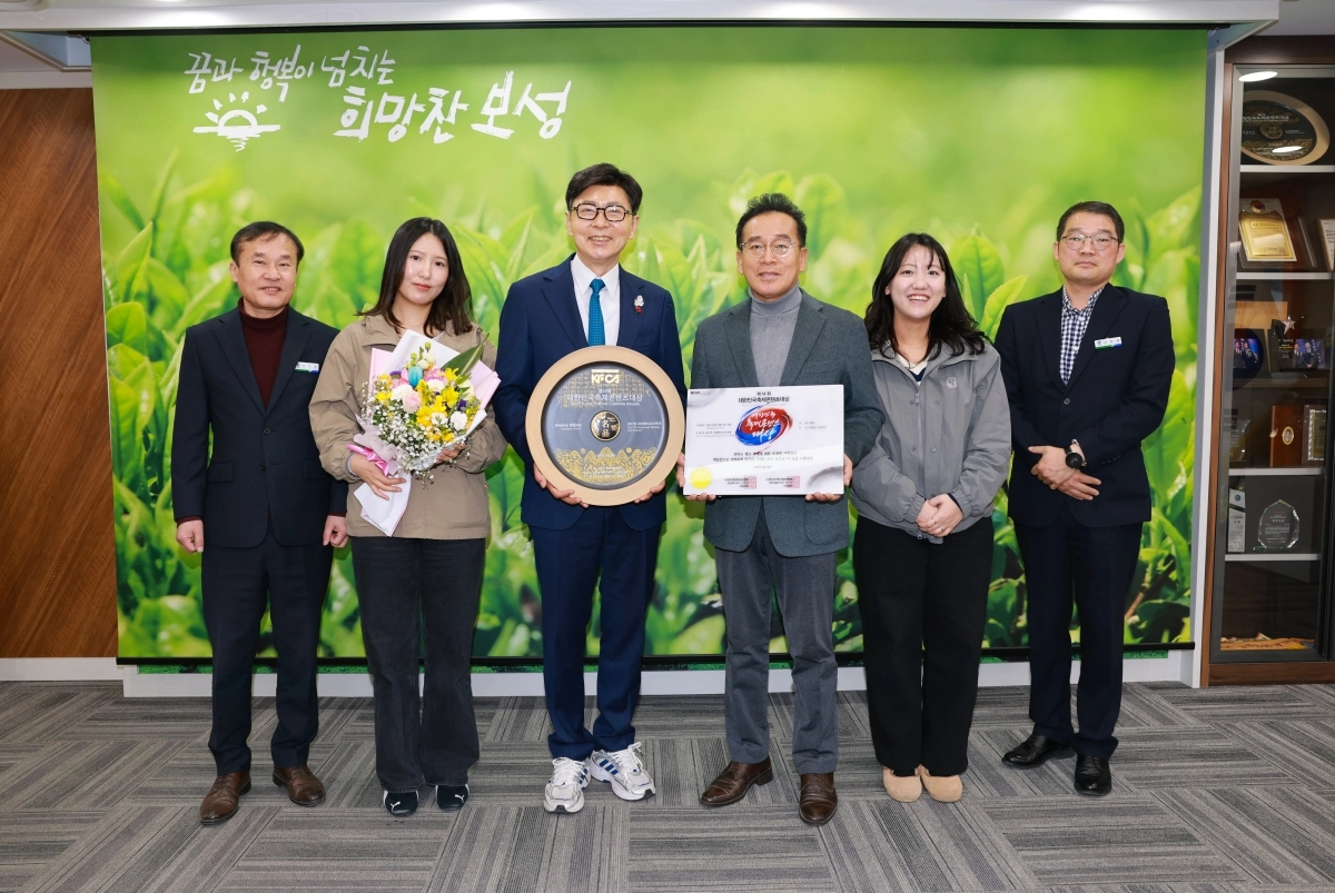 보성군의 ‘서편제보성소리축제’가 대한민국축제콘텐츠대상 5년 연속 대상을 수상했다. 김철우(왼쪽 세번째) 보성군수와 채희설 서편제보성소리축제추진위원장 등이 축하 기념 사진을 찍고 있다.