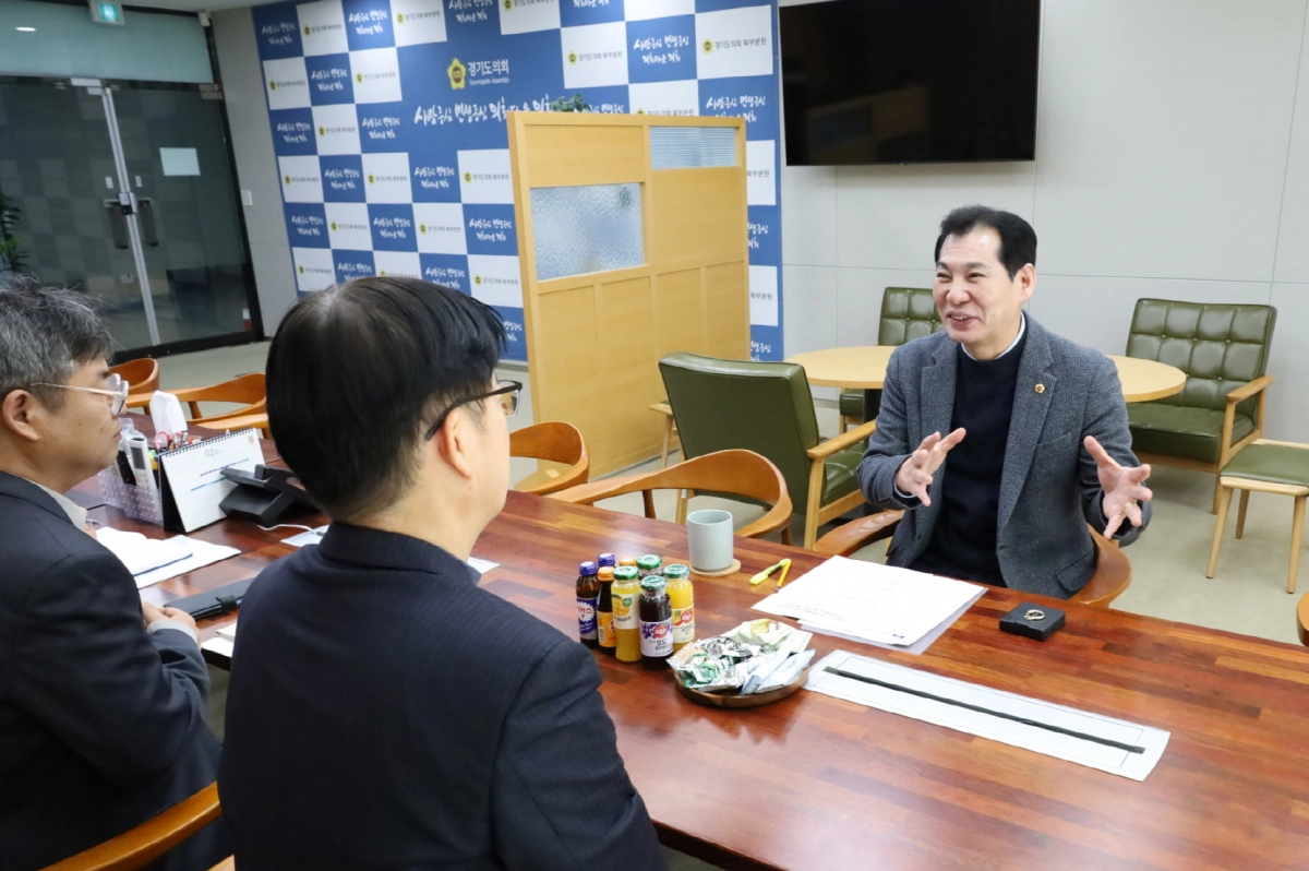 이영봉 의원이 25일 경기도의회 북부분원에서 개최된 ‘호원2지구 풍수해 생활권 종합 정비 정담회’에서 경기도 안전관리실장 등 관계자들에게 주민들의 침수 피해 실태를 전달하고 도의 적극 대응을 당부하고 있다.(사진=경기도의회)