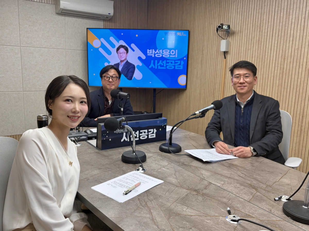 25일 경인방송 FM 90.7MHz <박성용의 시선공감> ‘의정 언박싱’ 코너에 출연한 김민호 의원이 진행자들과 기념촬영을 하고 있다.(사진=경기도의회)