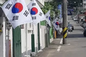 일본이 건립한 순천 조곡동 철도관사마을에 ‘태극기 물결’