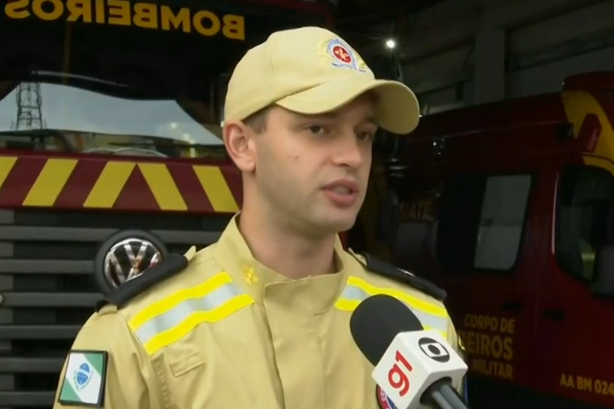 지난 21일(현지시간) 브라질 파라나주 상조르제 공원의 폭포에서 발생한 추락 사망 사고와 관련해 현지 소방대원이 당시 상황에 대해 설명하고 있다. RPC 보도화면 캡처