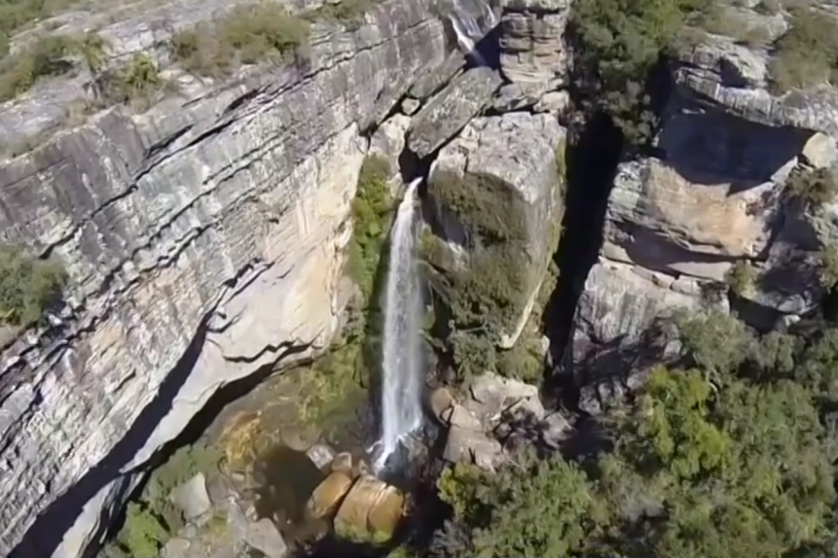 지난 21일(현지시간) 추락 사망 사고가 발생한 브라질 파라나주 상조르제 공원의 폭포. RPC 보도화면 캡처