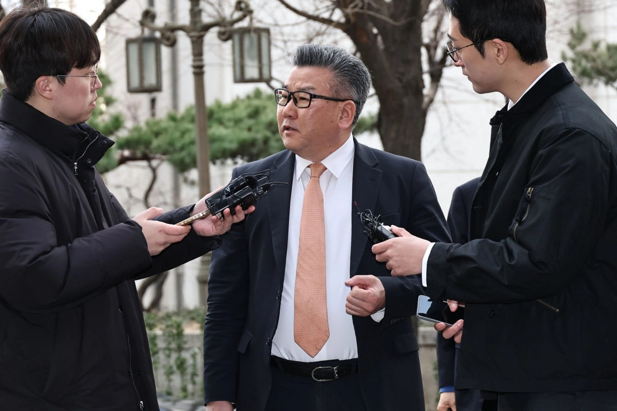 감사원의 ‘서해 피격’ 감사 발표 과정에서 군 기밀이 유출된 의혹과 관련해 유병호 감사위원이 26일 마포구 서울경찰청 공공범죄수사대에 피의자 신분으로 출석하며 취재진 질문에 답하고 있다. 연합뉴스