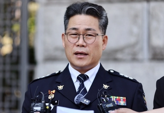 백해룡 경정이 지난해 6월 12일 서울 서초구 대검찰청 앞에서 인천세관 마약 밀수 연루 의혹 관련 합동수사팀 출범에 대해 입장을 밝히고 있다. 연합뉴스