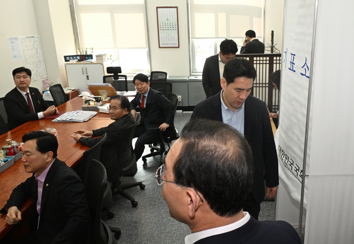 투표 위해 한자리에 모인 대구 경북 의원들