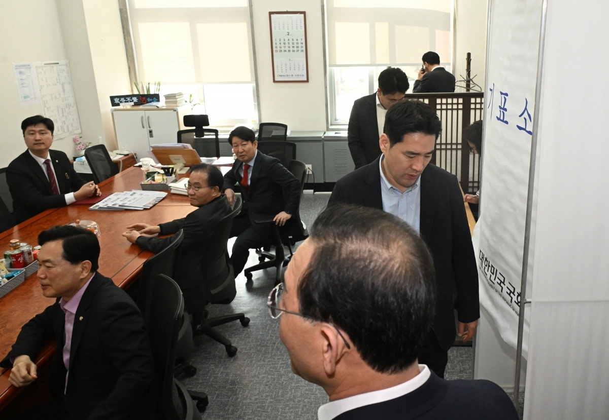 투표 위해 한자리에 모인 대구 경북 의원들