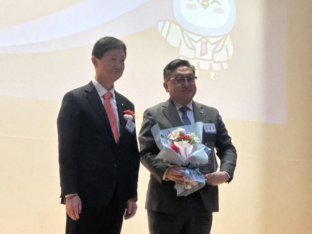 이찬진(왼쪽) 금융감독원장과 문윤석 (오른쪽) 고려저축은행 대표가 25일 서울 여의도 금감원 대강당에서 ‘2025년도 1사1교 금융교육’ 우수 사례 시상식에서 기념사진을 촬영하고 있다. 고려저축은행 제공