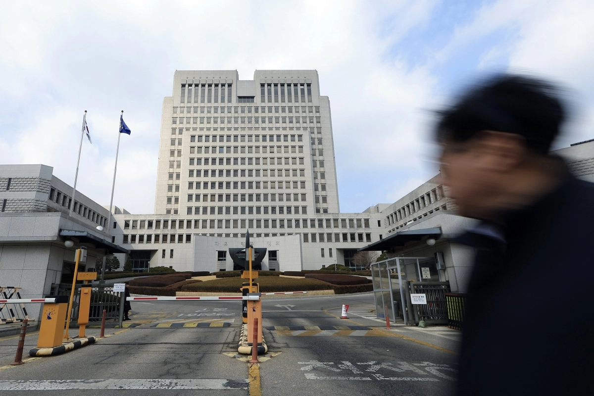지난 12일 서울시 서초구 대법원 앞으로 시민이 지나고 있다. 뉴스1