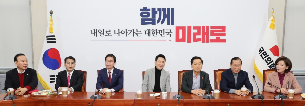 면담하는 장동혁과 중진의원들