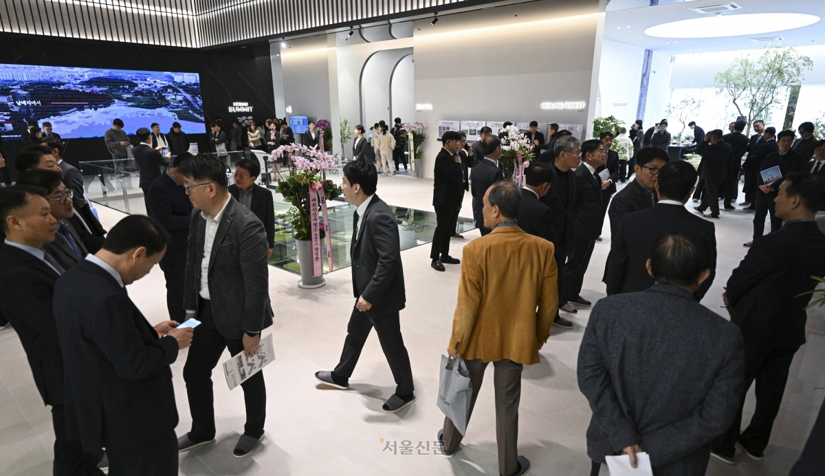 입주 희망자들이 26일 대구 수성구 호반써밋 경산상방공원 1단지 견본주택(모델하우스)에서 경북 경산 상방동 일원에 들어설 경산상방공원 1단지 주택 전시를 관람하고 있다. 2026.2.26 대구 이지훈 기자