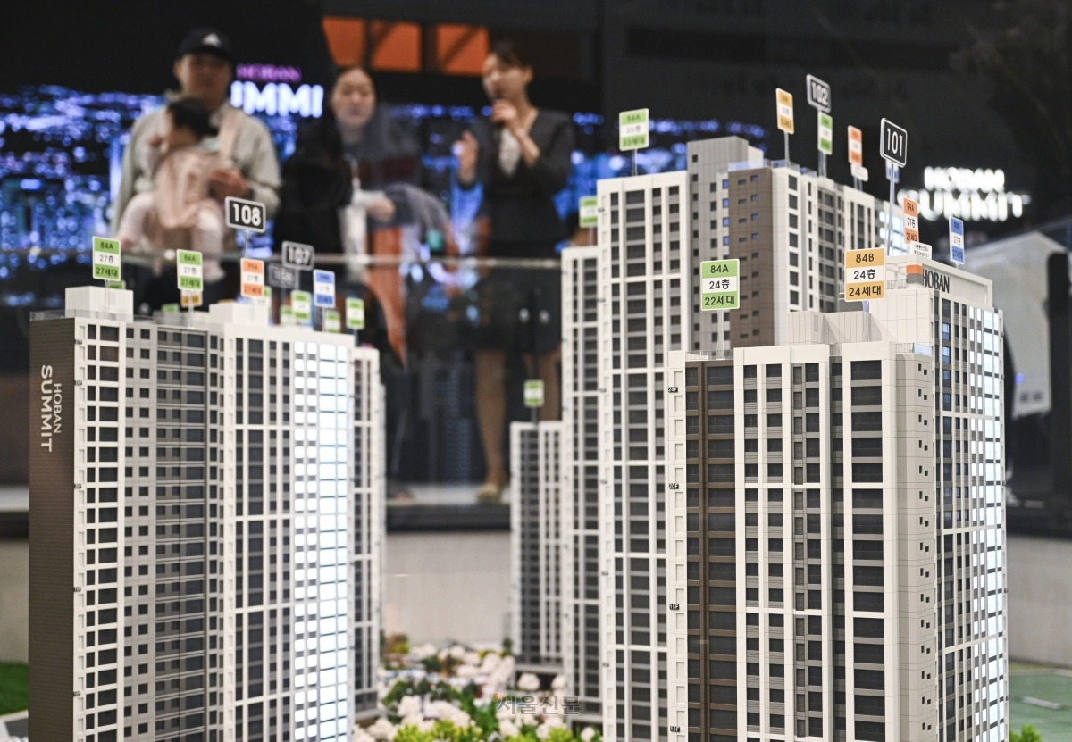 입주 희망자들이 26일 대구 수성구 호반써밋 경산상방공원 1단지 견본주택(모델하우스)에서 경북 경산 상방동 일원에 들어설 경산상방공원 1단지 주택 전시를 관람하고 있다. 2026.2.26 대구 이지훈 기자