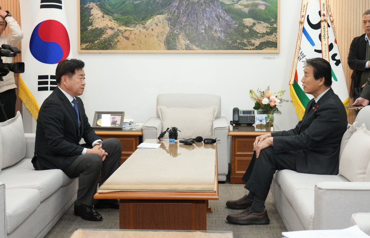 박진경 대령의 국가유공자 등록 사태와 관련해 오영훈 제주도지사가 지난해 12월 11일 제주를 찾은 권오을 국가보훈부 장관과 면담하고 있다. 제주도 제공