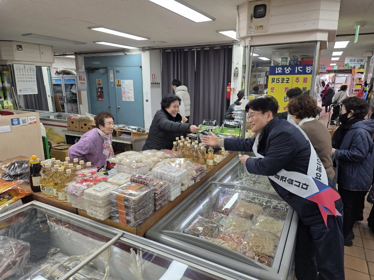 설날을 앞둔 지난 14일과 15일 모래내시장과 백련시장을 찾아 명절 인사를 전한 김용일 의원