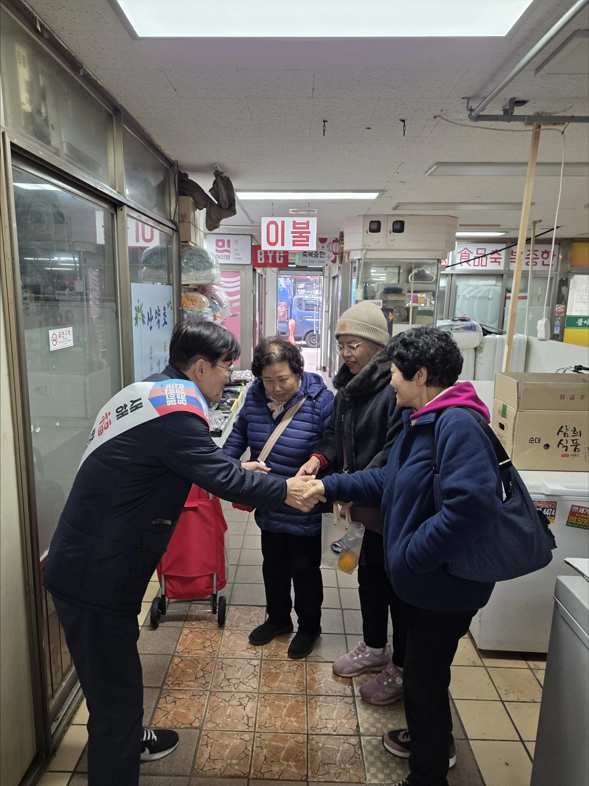 주민들과 인사 나누는 김용일 의원