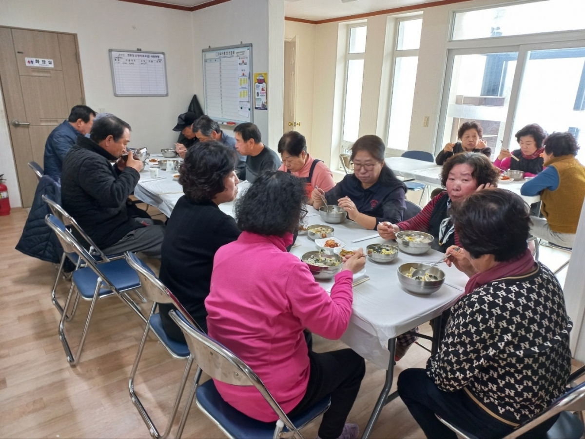 충주시의 한 경로당에서 노인들이 즐겁게 식사를 하고 있다. 충주시 제공.