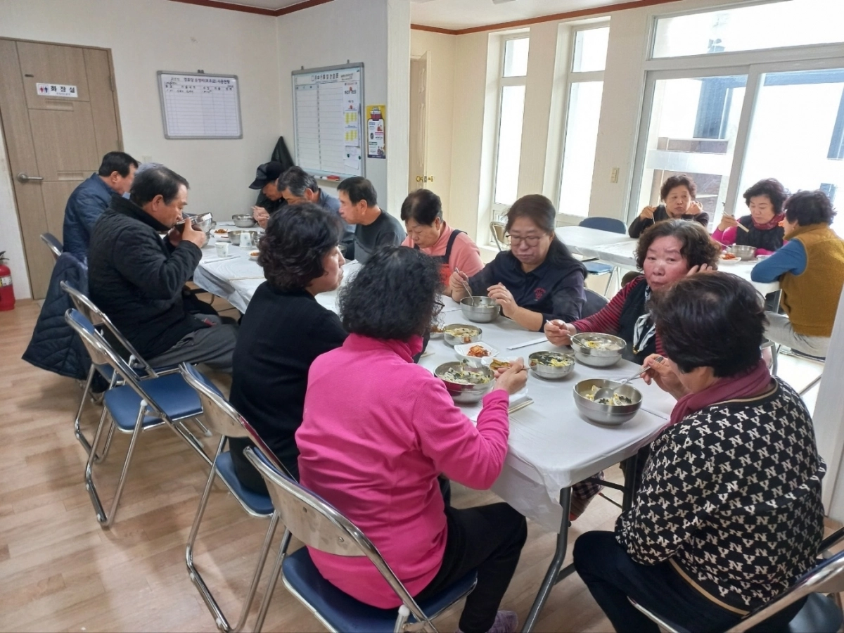 충주시의 한 경로당에서 노인들이 즐겁게 식사를 하고 있다. 충주시 제공.