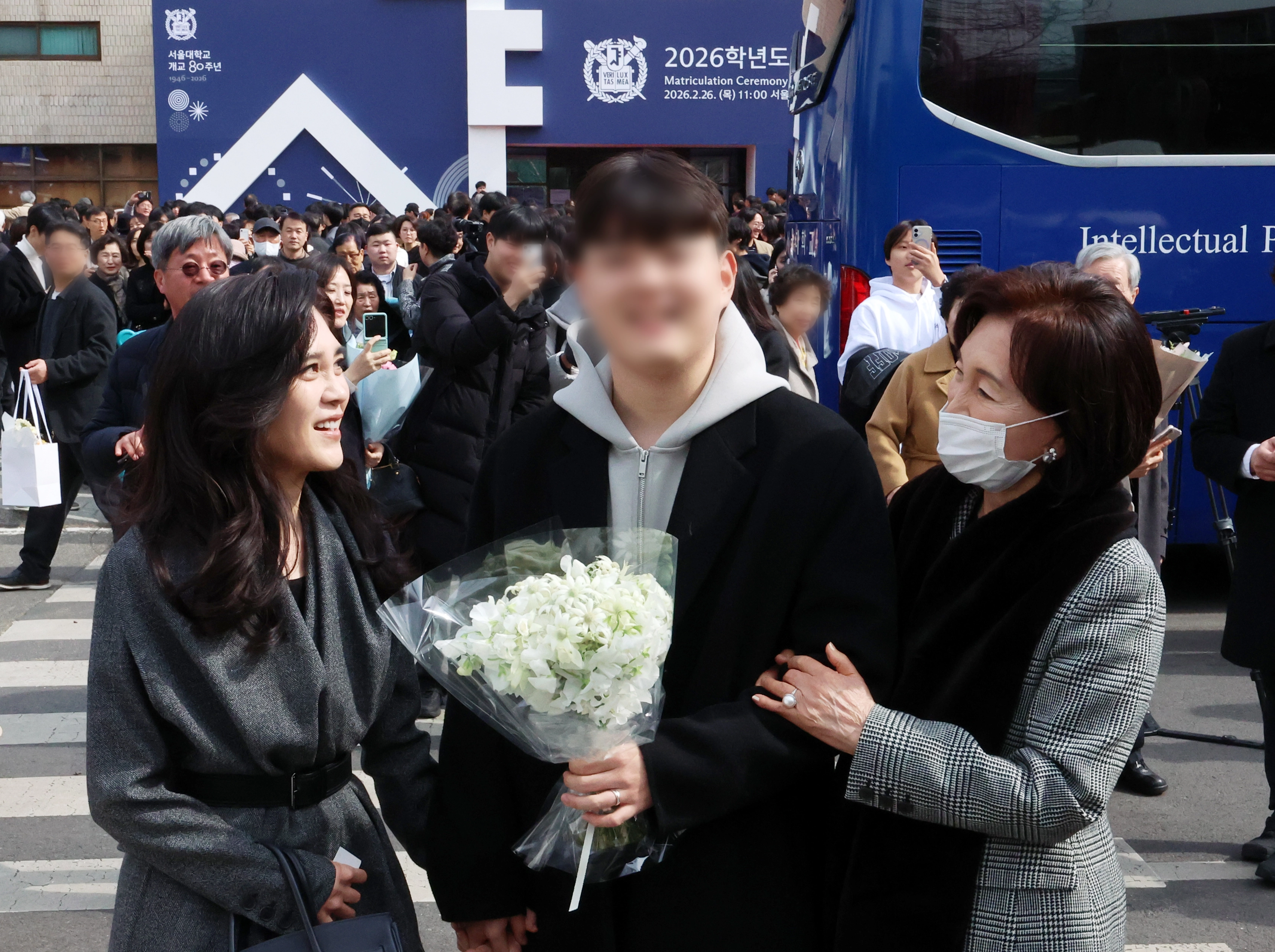 아들 서울대 입학식 참석한 이부진  이부진(왼쪽) 호텔신라 사장과 홍라희 라움미술관 명예관장이 26일 서울 관악구 서울대학교에서 열린 2026학년도 입학식에서 이 사장의 장남 임동현 군의 입학을 축하하고 있다. 2026.02.26. 뉴시스