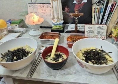 생후 3개월 아기를 키우고 있는 엄마가 소셜미디어(SNS)에 아기와 함께 떡국을 먹은 것으로 추정되는 사진을 올렸다가 경찰에 입건됐다. SNS 캡처
