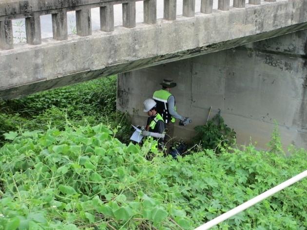충주시가 노후교량 안전점검을 하고 있다. 충주시 제공.