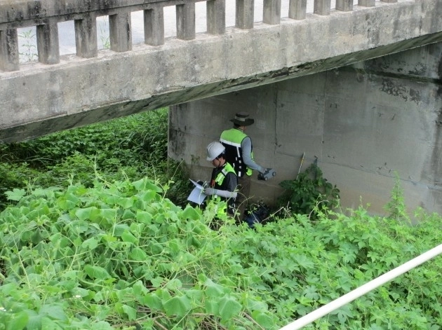 충주시가 노후교량 안전점검을 하고 있다. 충주시 제공.
