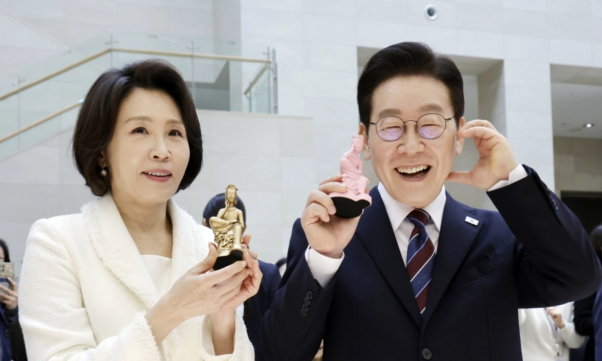 기념품 든 이재명 대통령 부부