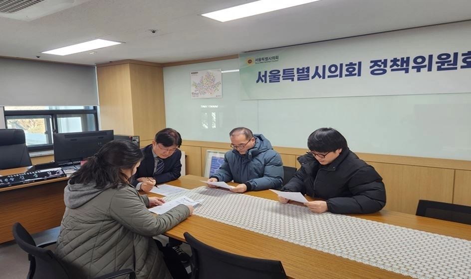 22기 정책위원회 간담회를 진행하고 있는 김용일 정책위원장