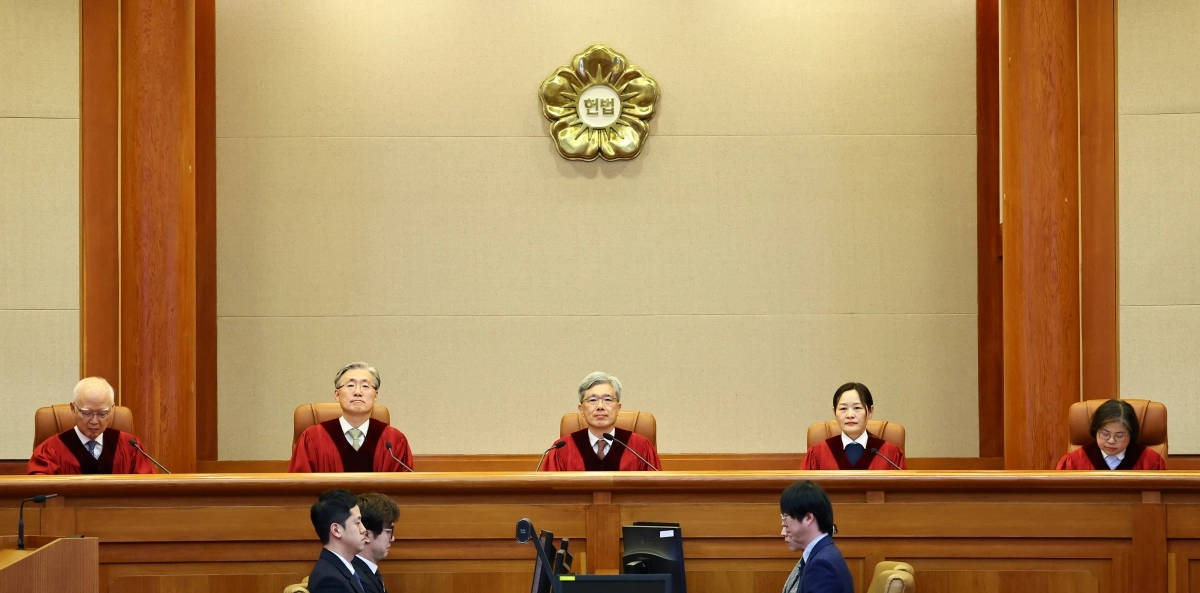 김상환 헌법재판소장을 비롯한 헌법재판관들이 26일 서울 종로구 헌법재판소 대심판정에서 열린 2월 심판사건 선고를 위해 착석해 있다. 뉴시스