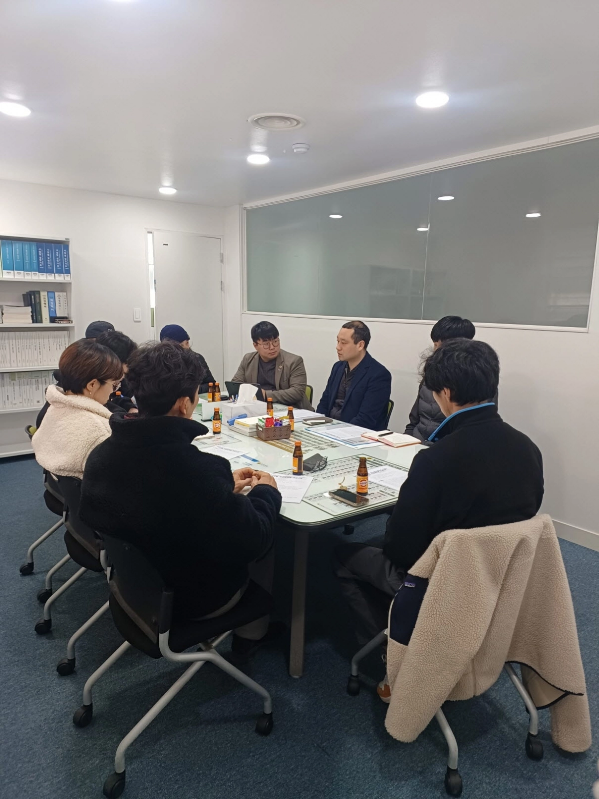 유호준 의원이 24일 경기도의회 남양주상담소에서 간담회를 열고 남양주시 체육과 관계자 및 지역 클라이밍센터 관계자들과 다산동 인공암벽장 조성 시 민간 전문가의 협업 등을 논의하고 있다.(사진=경기도의회)