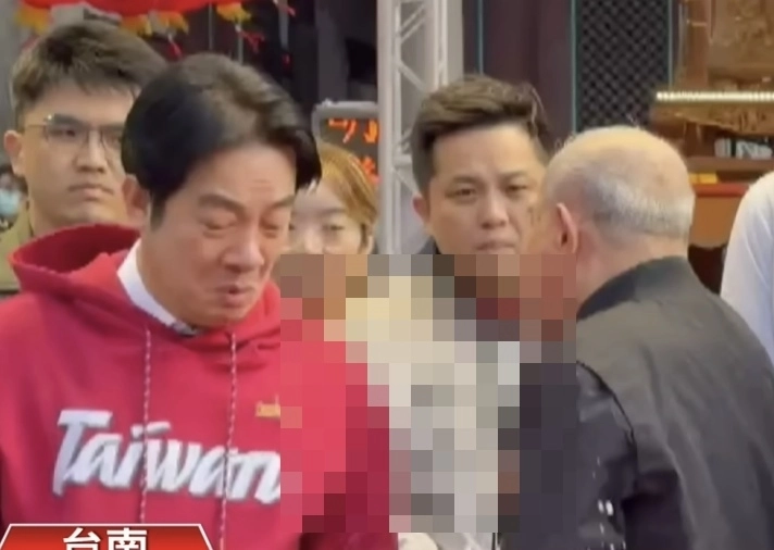 라이칭더(왼쪽) 대만 총통이 지난 18일 대만 남부 타이난의 한 사찰에서 참배 행사를 하던 도중 사찰 주임이 돌연 구토를 해 토사물이 라이 총통의 어깨에 튀었다. 자료 : TVBS 유튜브 보도화면