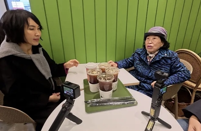 배우 전원주가 며느리와 함께 한 카페에 찾은 모습. 전원주는 며느리와 카페라떼 한 잔을 나눠 마셨지만, 함께 카페를 찾은 유튜브 제작진들에게는 ‘1인 1잔’을 주문했다고 전원주 측은 설명했다. 자료 : 유튜브 ‘전원주인공’